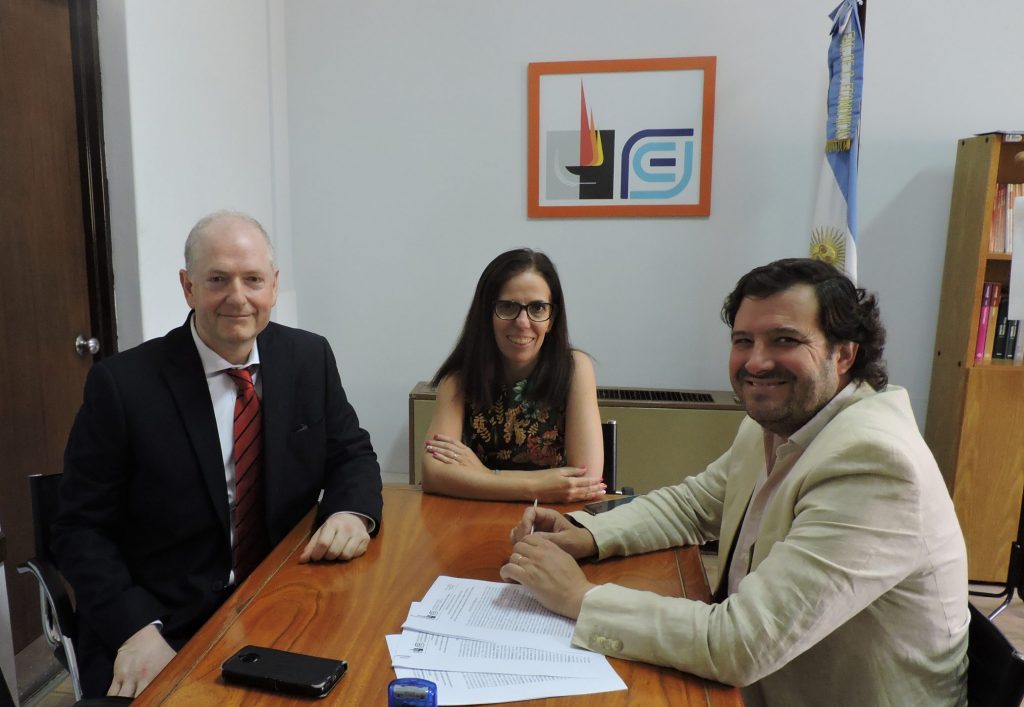 Firma de Protocolo Adicional para la realización de prácticas tutoriadas en la FIA